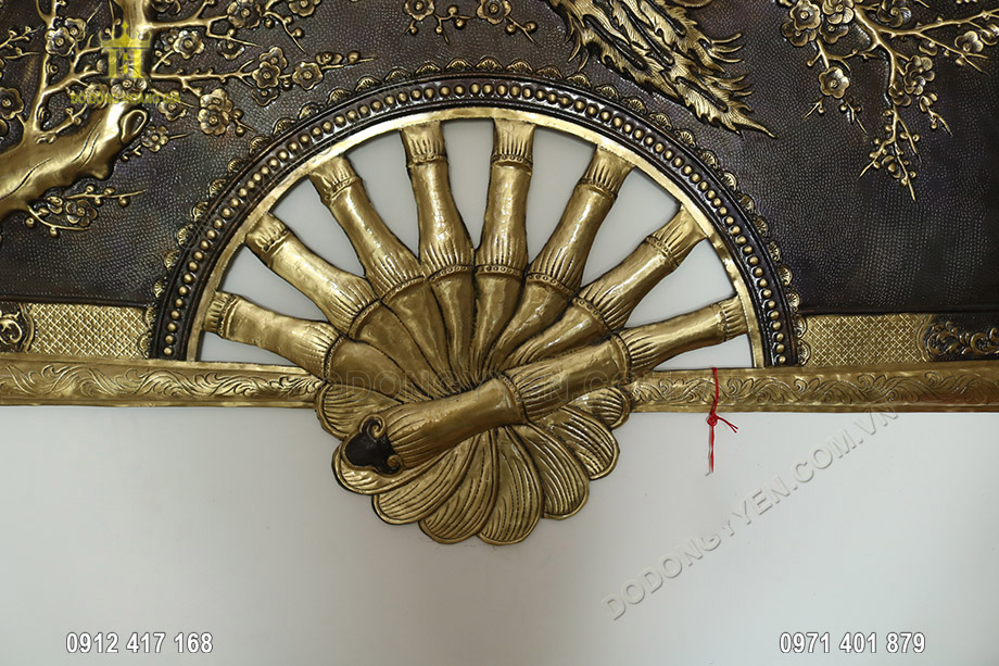 Mỗi đường n&eacute;t tr&ecirc;n bức tranh quạt đều được c&aacute;c nghệ nh&acirc;n chạm th&uacute;c v&ocirc; c&ugrave;ng tỉ mỉ v&agrave; sắc n&eacute;t